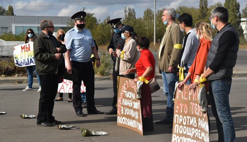 Полиция проверяет документы у пожилых участников пикета. Ростов-на-Дону, 18 октября 2020 года. Фото Константина Волгина для "Кавказского узла".