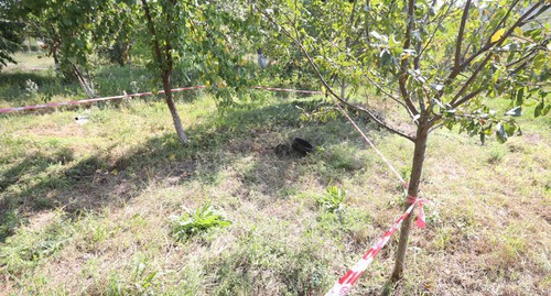 Зарывшийся в землю снаряд. Фото Азиза Каримова для "Кавказского узла"