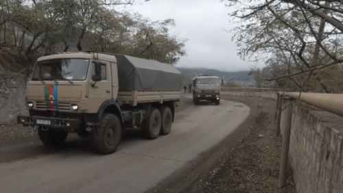 Азербайджанский транспорт в Нагорном Карабахе, сопровождаемый российскими миротворцами. Стоп-кадр видео https://youtu.be/5IhmwOYyZPA