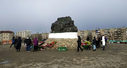 Жители Калмыкии возле памятника «Исход и возвращение». Элиста, 29 декабря 2020 г. Фото Бадмы Бюрчиева для "Кавказского узла"