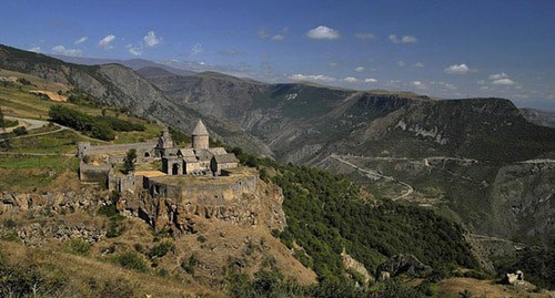 Окрестности села Воротан Сюникской области Армении. Фото: Tatev7 http://wp.wiki-wiki.ru/