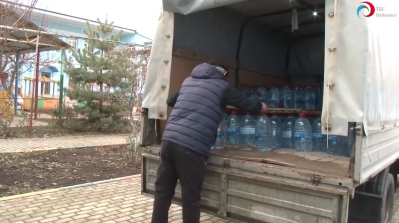 Обеспечение водой жителей Буйнакска. Скриншот с видео ТБС "Буйнакск" https://www.youtube.com/watch?v=bIcV-uO1eyI