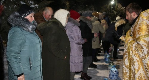 Жители Красного Сулина на освящении воды. Фото Вячеслава Прудникова для "Кавказского узла".