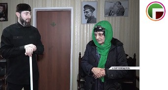 Богослов Адам Эльжуркаев отчитывает  80-летнюю жительницу станицы Ассиновской за многолетнее занятие колдовством. Чкриншот сообщения https://www.instagram.com/p/CKUIYufJ0IC/