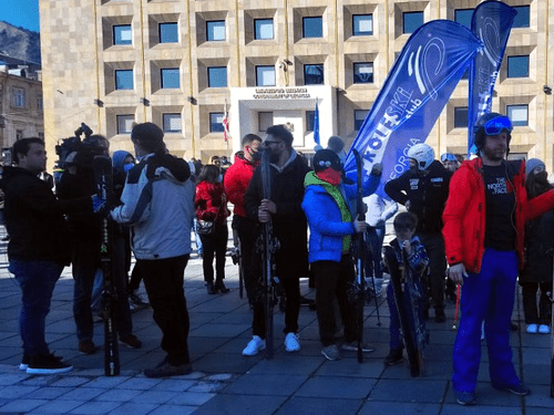 Собравшиеся требовали снять ограничения, чтобы восстановить экономику. Тбилиси, 24 января 2021 года. Фото Беслана Кмузова для "Кавказского узла".