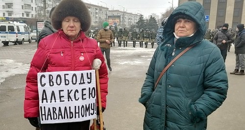 Активистка Наталья Дорожнова (слева) с плакатом за освобождение Навального. Волгоград, 31 января 2021 года. Фото Татьяны Филимоновой для "Кавказского узла".