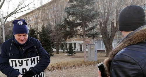 Пикет Владимира Тельпука привлек внимание прохожего. Волгоград, 7 февраля 2021 года. Фото Татьяны Филимоновой для "Кавказского узла".