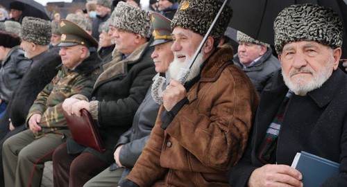 Участники Мероприятия по случаю годовщины депортации вайнахов 23.02.2021. Фото Умара Йовлоя для "Кавказского узла"