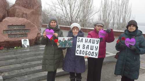 Волгоградские активисты у памятника жертвам политическим репрессий. 27 февраля 2021 года. Фото Татьяны Филимоновой для "Кавказского узла".