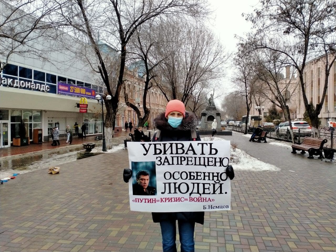 Елена Байбекова на пикете в годовщину убийства Бориса Немцова. Астрахань, 27 февраля 2021 года. Фото Алены Садовской для "Кавказского узла"