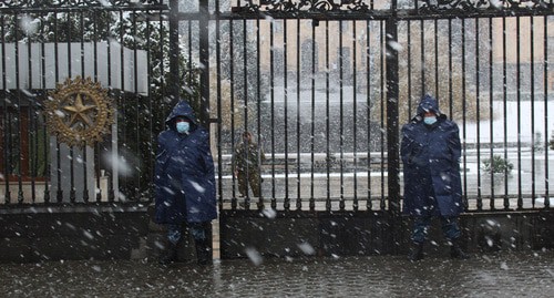 Сотрудники полиции возле ворот парламента. Ереван, 1 марта 2021 г. Фото Тиграна Петросяна для "Кавказского узла"