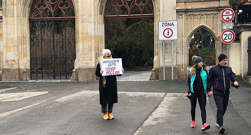 Ингушская журналистка Изабелла Евлоева вышла на одиночный пикет в поддержку ингушских лидеров протеста у здания посольства России в Праге. 17 марта 2021 г. Фото предоставлено Изабеллой Евлоевой для "Кавказского узла"