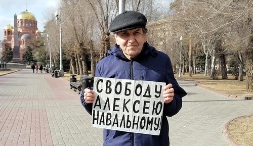 Одиночный пикет Владимира Васиковского. Волгоград, 21 марта 2021 года. Фото Татьяны Филимоновой для "Кавказского узла".