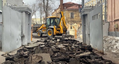 Въезд во двор здания, где находится редакция «Новой газеты». Фото: Ирина Гордиенко / «Новая газета» https://novayagazeta.ru/articles/2021/04/06/ushel-iz-pod-nosa