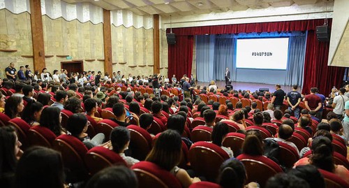 Участники конференции Tech week Artsakh 2021 в Степанакерте. Фото  страница Госминистра Нагорного Карабаха Артака Бегларяна https://www.facebook.com/artak.beglaryan/posts/4380299512008252