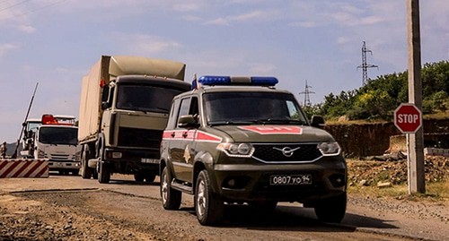 Миротворцы обеспечиваюти доставку стройматериалов в Мартунинский район. Фото пресс-службы МО России