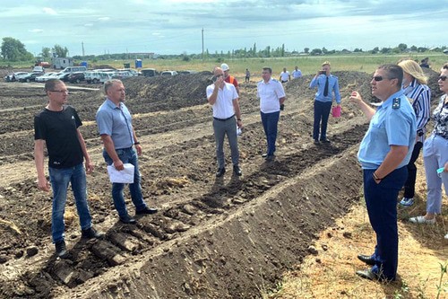 Природоохранный прокурор на месте строительства дороги в Волго-Ахтубинской пойме. Фото: Александр Осипов.