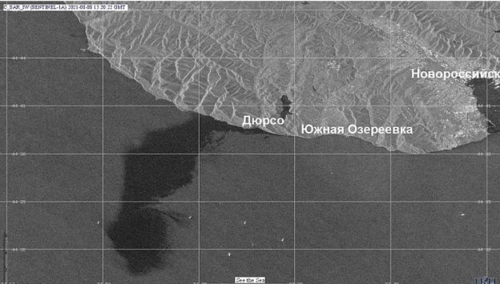 Нефтяной разлив в районе Новороссийска. Радиолокационное изображение получено 8 августа 2021 в 18:20 часов местного времени с помощью спутника Sentinel-1. Источник фото: Институт космических исследований Российской академии наук (ИКИ РАН) iki.cosmos.ru/news/neftyanoy-razliv-v-rayone-novorossiyska