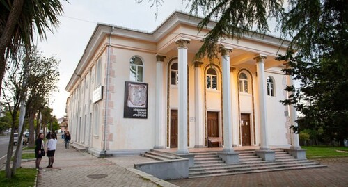 Музей в Кобулети. Фото: Михаил  https://commons.wikimedia.org/wiki/Category:Kobuleti#/media/File:Kobuleti_Museum.jpg