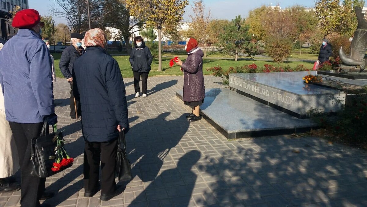 Акция у памятника жертвам политических репрессий в Астрахани. 30 октября 2021 года. Фото предоставлено "Кавказскому узлу" Мариной Миталевой.