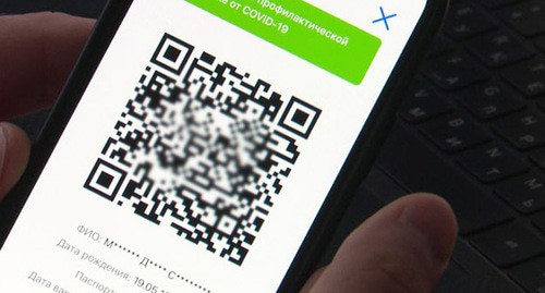 QR-код. Скриншот видео https://www.gtrkpskov.ru/news-feed/vesti-pskov/19981-v-chem-udobstvo-qr-kodov-o-prokhozhdenii-vaktsinatsii-i-budut-li-oni-vvedeny-v-pskovskoj-oblasti.html