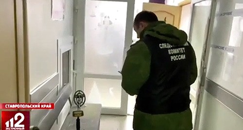 Сотрудник СК в больнице Светлограда, где 36-летний врач устроил стрельбу из автомата Калашникова. Кадр видео https://www.youtube.com/channel/UC3OZyVp2Nat2TcR53eLqBpQ 