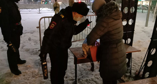 Досмотр сумок у посетителей парка "Царицынский". Волгоград, 2 января 2022 г. Фото Вячеслава Ященко для "Кавказского узла"