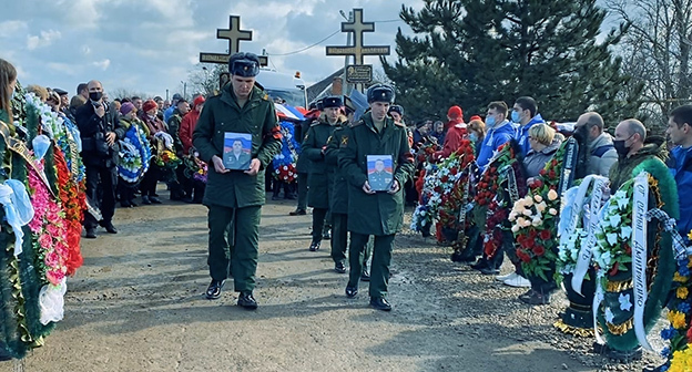 Похороны братьев Василия и Александра Муреньких. 2 марта 2022 года. Фото: https://kubantv.ru/proisshestviya/na-kubani-prostilis-s-dvumya-voennosluzashhimi-kotorye-pogibli-na-ukraine