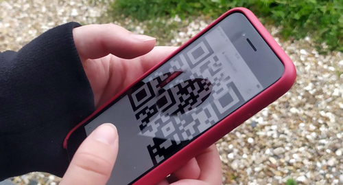 QR код на экране телефона. Фото Нины Тумановой для "Кавказского узла"