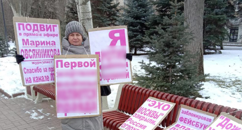 Тамара Гродникова в одиночном пикете. Фото Ольги Черкасовой для "Кавказского узла" Фото отредактировано согласно требованиям Федерального закона от 4 марта 2022 г. № 32-ФЗ