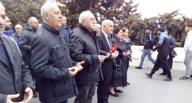 Жители Баку у обелиска шехидов. Фото Кямала Али для "Кавказского узла"