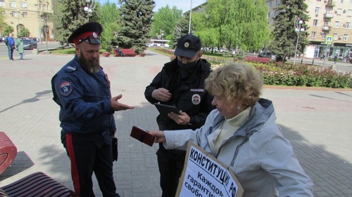 Полиция проверяет документы у Тамары Гродниковой. Волгоград, 7 мая 2022 года. Фото Вячеслава Ященко для "Каваказского узла".