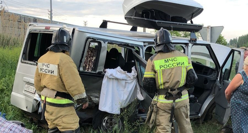 На месте ДТП при столкновении микроавтобуса Ford Transit и внедорожника Mercedes-Benz в Прохладненском районе. Фото пресс-службы МЧС Кабардино-Балкарии