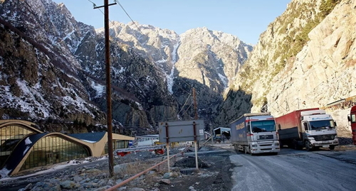 Грузовики на КПП "Казбеги", фото: http://krilyatv.ru/voenno-gruzinskaja-doroga-zakryta-dlja-bolshegruzov-3/