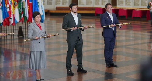 Мэр Грозного Хас-Магомед Кадыров (в центре) на вручении памятного "Меча Победы". Фото: пресс-служба администрации Грозного. https://grozmer.ru/images/photos/article3899.jpg