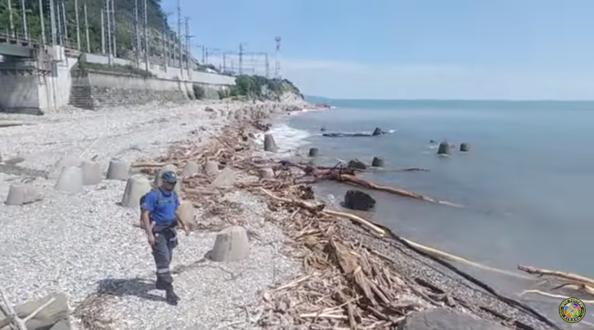 Спасатели обследуют берег Черного моря. Скиншот кадра видео на странице ГУ МЧС по Краснодарскому краю в соцсети "ВКонтакте".