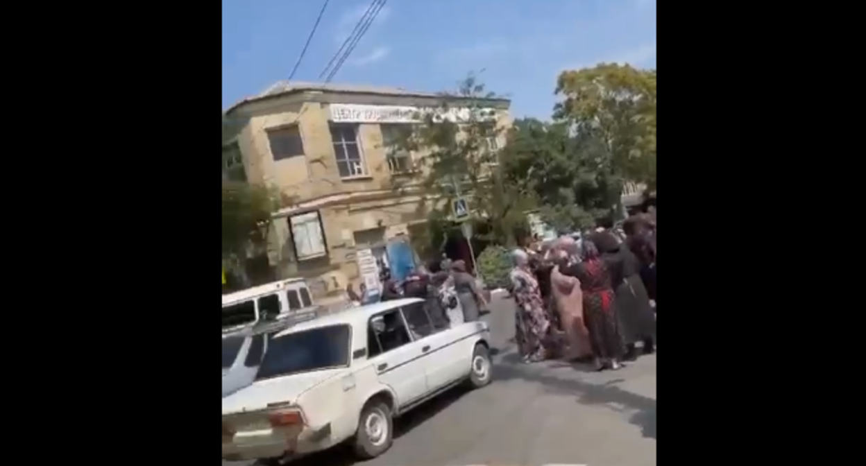 Акция в Хасавюрте. Стоп-кадр видео в паблике "Голос Дагестана" в соцсети "ВКонтакте". https://vk.com/wall-74219800_1496395?reply=1502491&thread=1496597&z=video-74219800_456254805%2Fa919ef34e0a4e8d647%2Fpl_post_-74219800_1496395