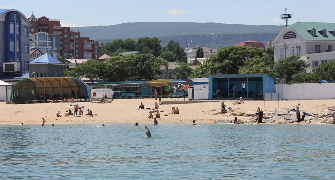 Пляж в Дербенте. Фото https://riadagestan.ru/news/incidents/in_makhachkala_checked_a_recreation_area_on_the_shore_of_the_caspian_sea/