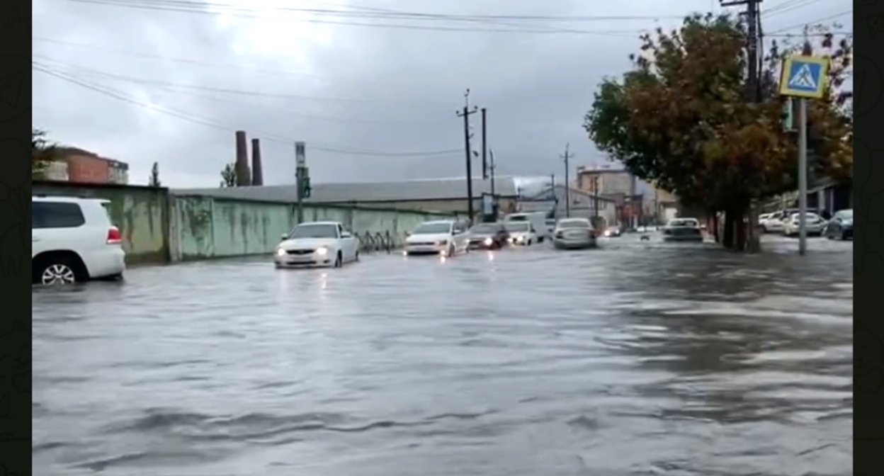 Затопленная водой улица в Махачкале. Кадр видео Мурада Магомедова https://t.me/muradreporter/279