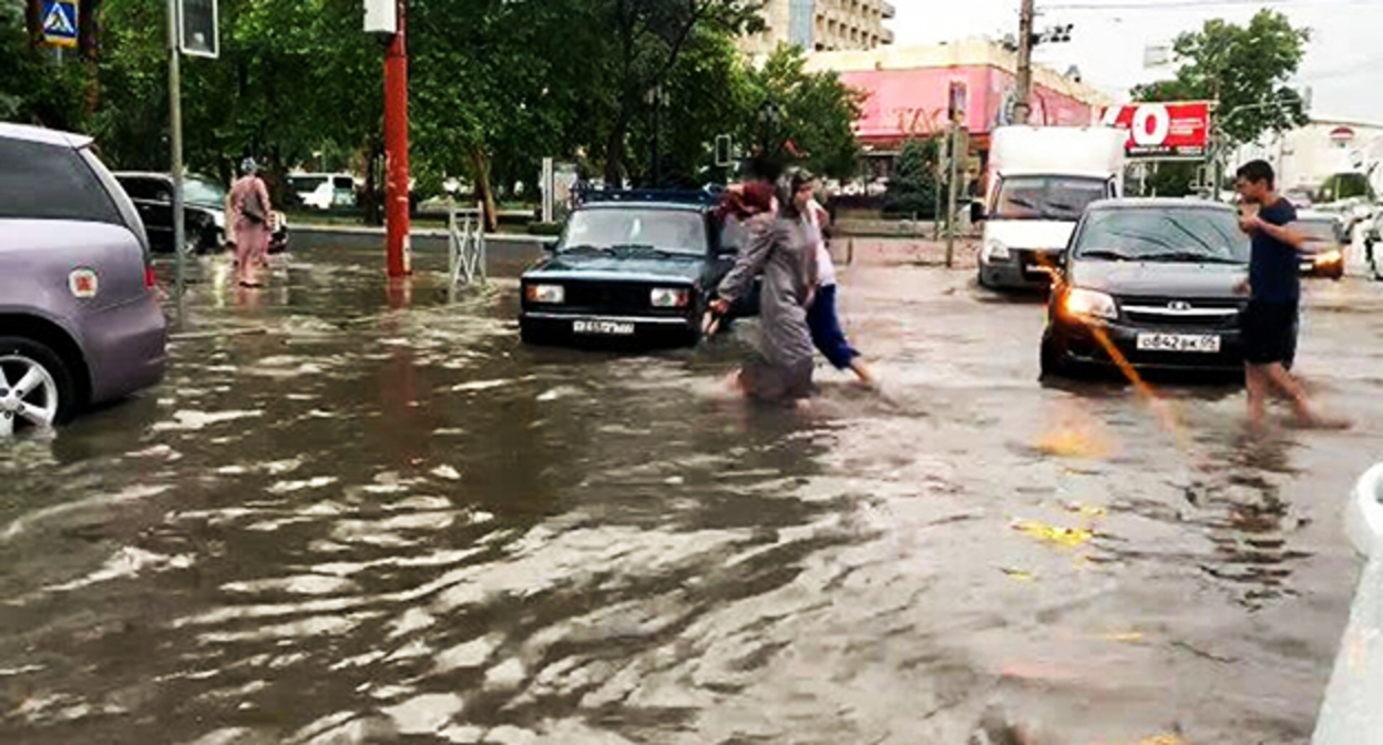 Подтопления во время дождей в Махачкале. Скриншот видео https://ria.ru/20210707/makhachkala-1740323458.html