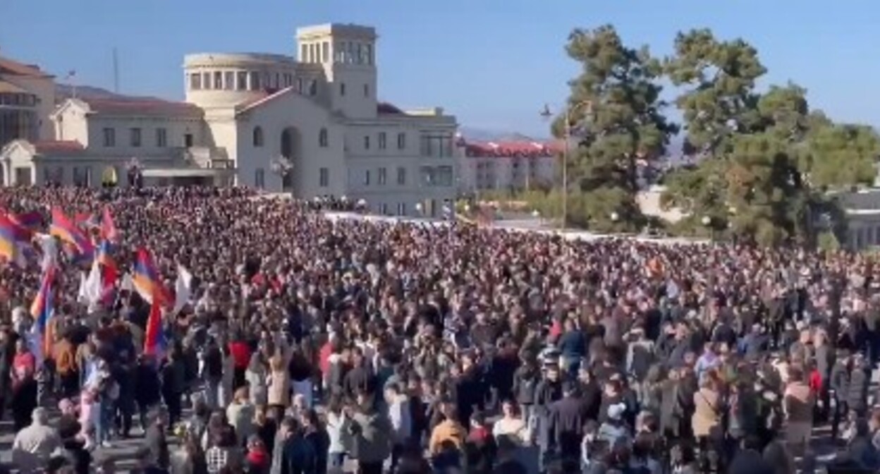 Митинг в Степанакерте 30 октября 2022 года. Стоп-кадр видео. Источник: https://t.me/bagramyan26/41972