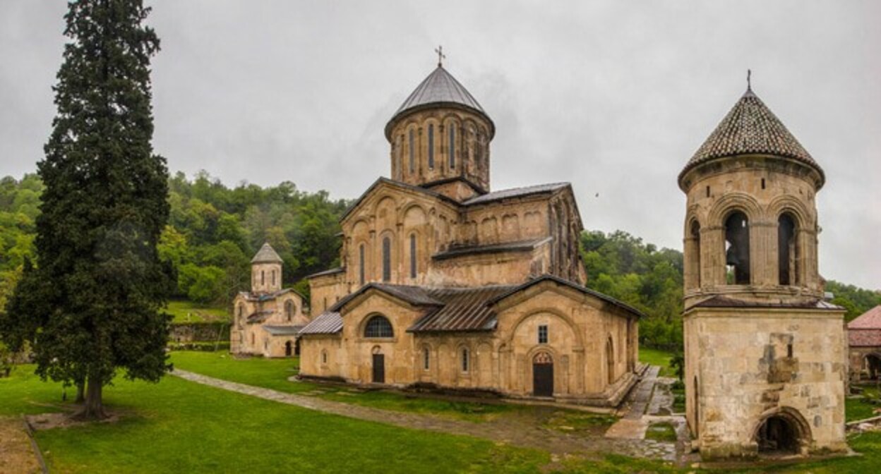 Комплекс Гелатский монастырь/ Фото 
Ihor Burliai   https://ru.wikipedia.org/wiki/Гелатский_монастырь#/media/Файл:Gelati_Monastery_1.jpg