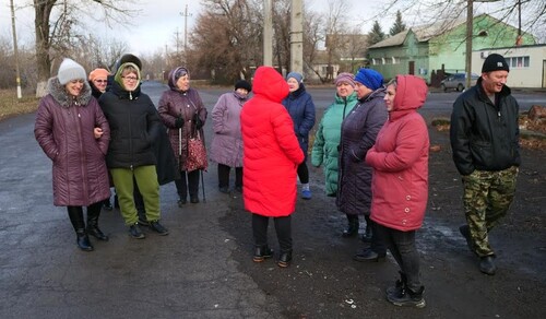 Жители микрорайона Алмазный-2 в Гуково. 11 декабря 2022 года. Фото Сергея Снежина для "Кавказского узла".