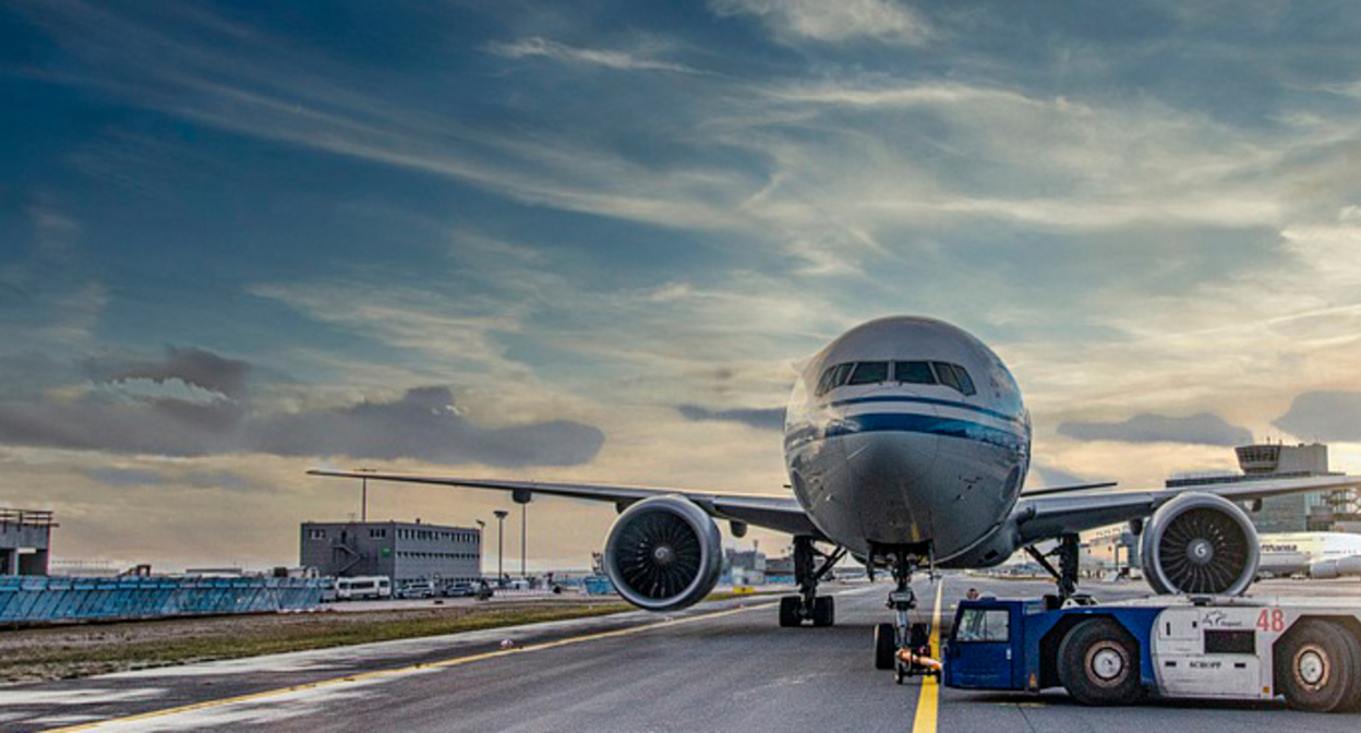 Самолёт на взлетной полосе. Фото https://pixabay.com/photos/airplane-runway-airport-tarmac-4974678/