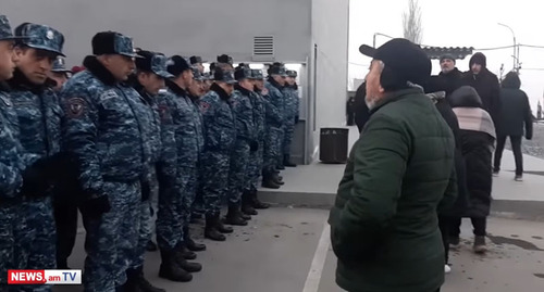 Родственники погибших солдат на акции протеста в Ереване. Стоп-кадр из видео https://www.youtube.com/watch?v=788gNDQ4Vxs&t=37s