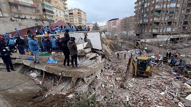 Последствия землетрясения в Турции. Фото: VOA. https://www.voaturkce.com/a/turkiyeyi-iki-butyuk-deprem-vurdu/6950482.html, Общественное достояние, https://commons.wikimedia.org/w/index.php?curid=128481788