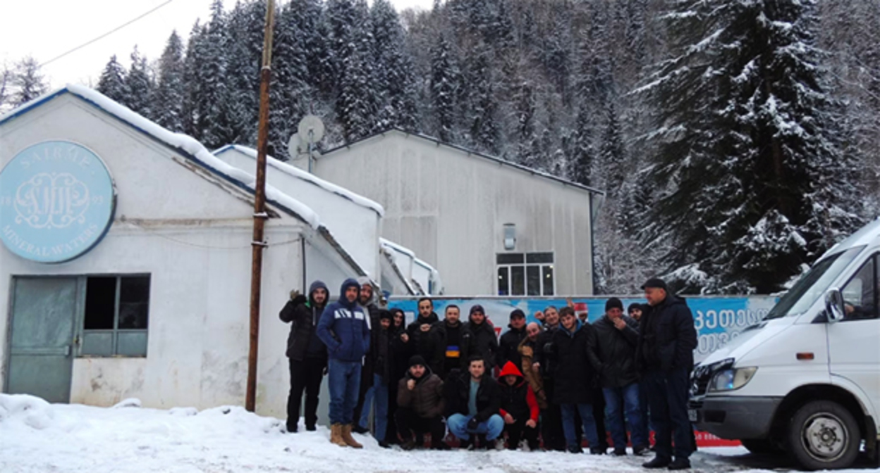 Cотрудники завода "Саирме" в Грузии. Фото https://sova.news/2023/02/13/v-gruzii-bastuyut-rabotniki-zavoda-sairme/