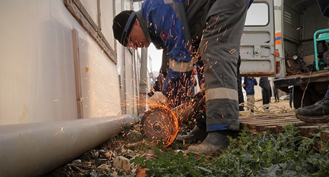 Работник Газпрома устраняет несправность. Фото: https://mrg.gazprom.ru