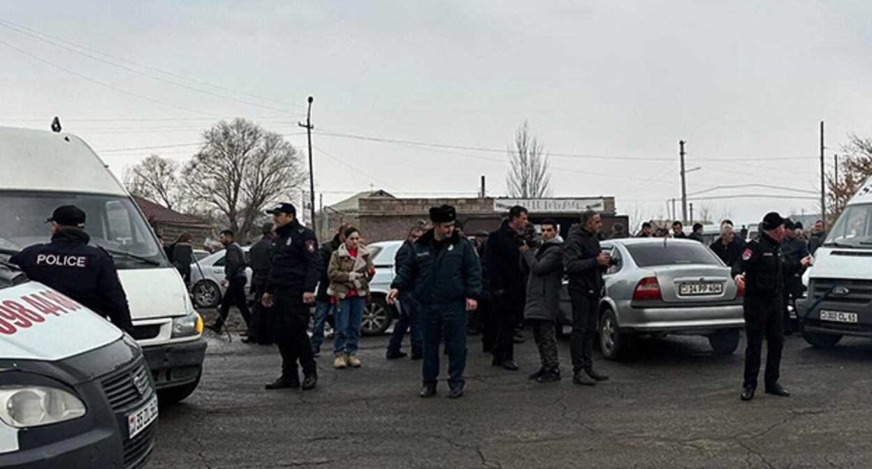 Родные погибшего в Сюнике военного перекрыли трассу Гюмри-Ереван. Скриншот https://ru.armeniasputnik.am/20230303/rodnye-pogibshego-pri-pozhare-soldata-na-neskolko-chasov-perekryli-trassu-erevan-gyumri-56209420.html