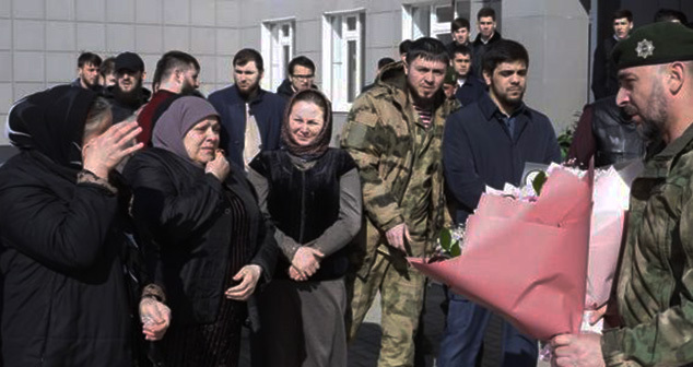 Родственники погибших во время церемонии открытия мемориальных досок в селе Толстой-Юрт, станице Горячеисточненская Грозненского района, в селе Надтеречное Надтеречного района . Фото: https://rosguard.gov.ru/News/Article/memorialnye-doski-v-pamyat-o-pogibshix-sotrudnikax-rosgvardii-ustanovili-v-dvux-rajonax-chechenskoj-respubliki